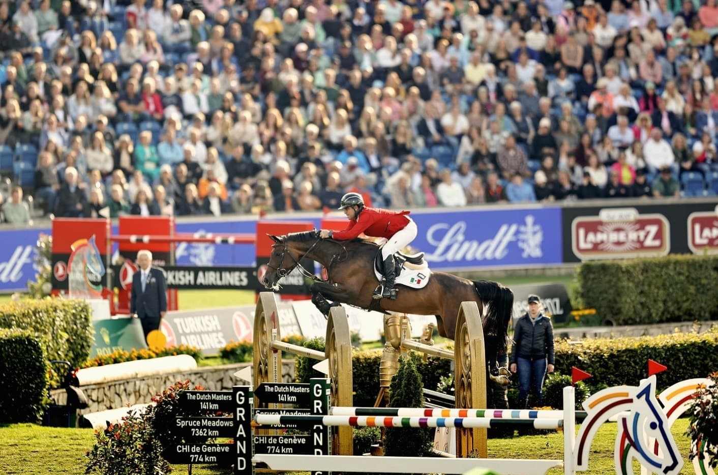 Nicolás Pizarro salta frente a las gradas llenas en la Copa de Naciones de Aachen 2024.