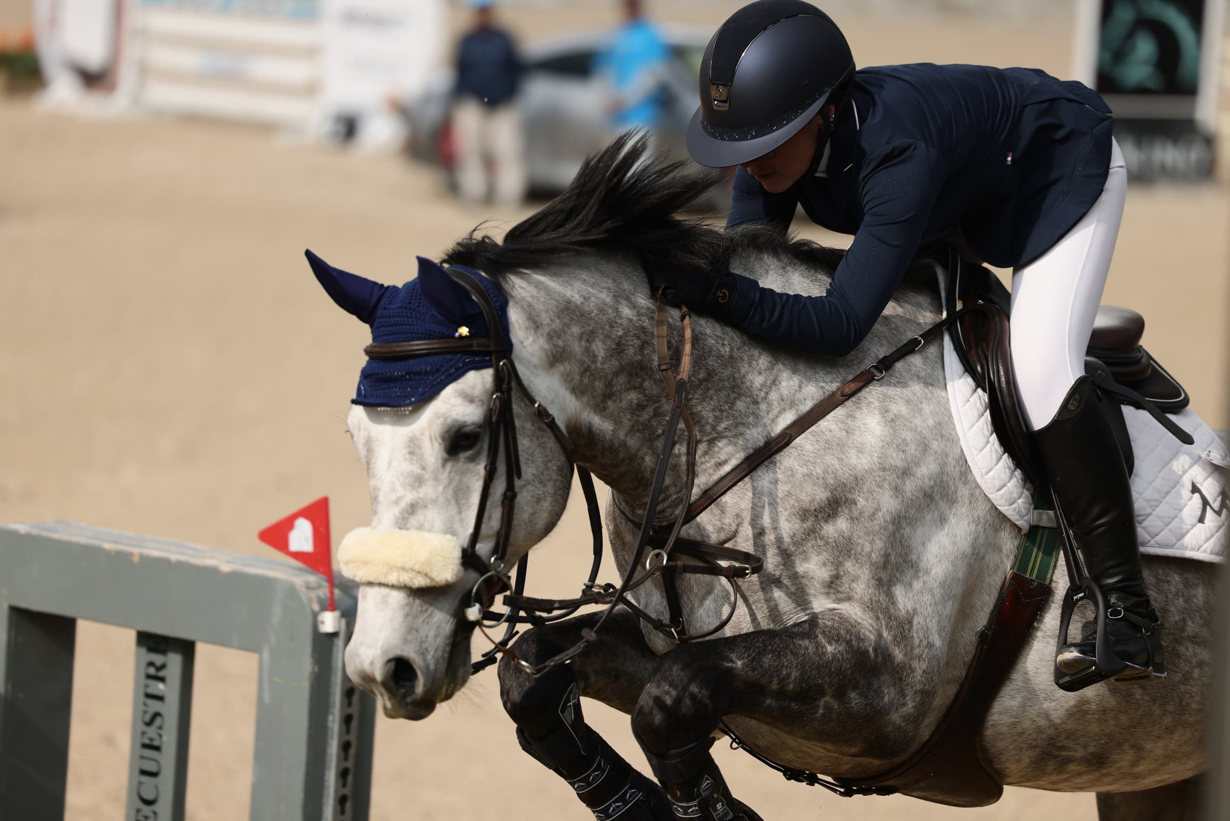 Laura Brocard salta con un caballo tordillo en la Copa Cuadra Macaria, en septiembre de 2023.
