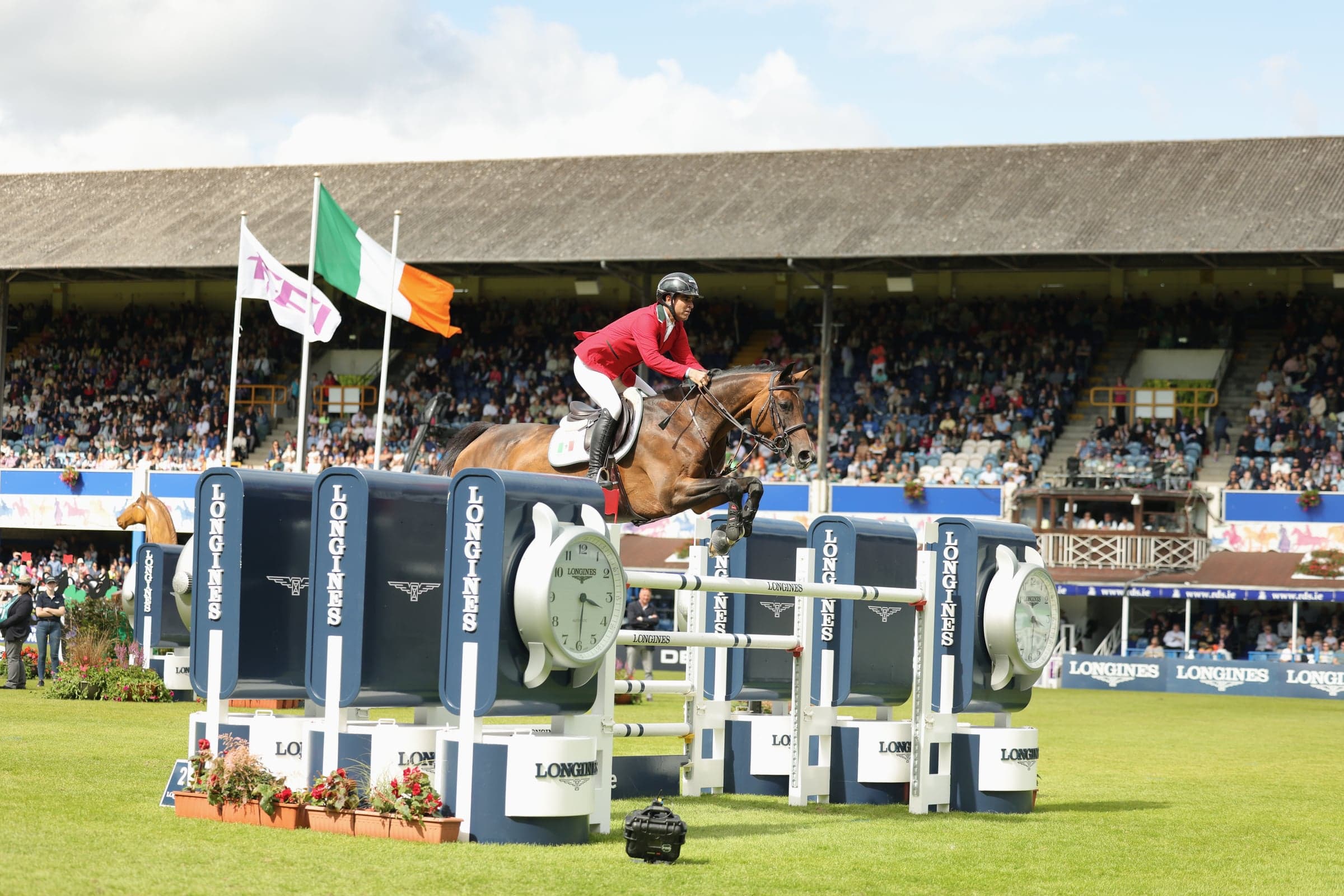 Nicolás Pizarro salta el obstáculo de los relojes Longines en el Dublin Horse Show, Dublín, 2023.