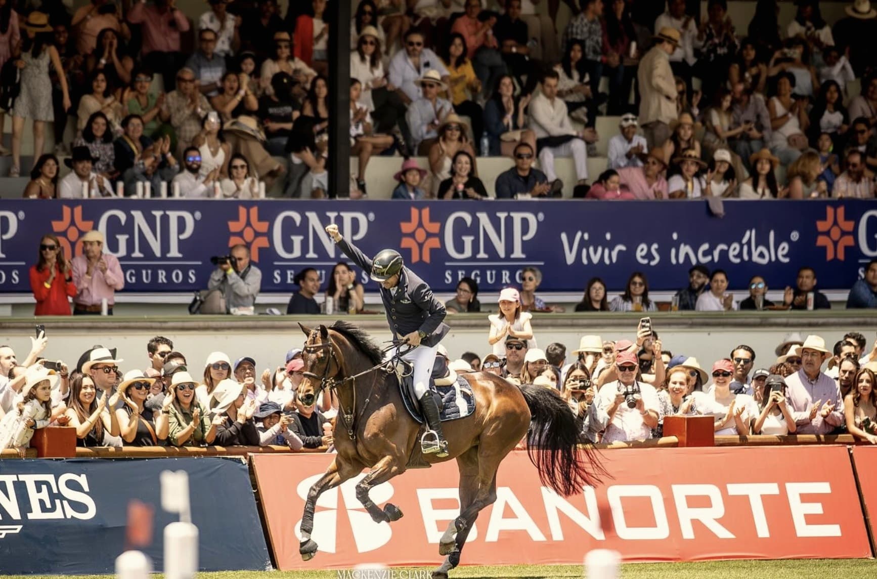 Nicolás Pizarro con el puño en alto en el Longines Global Champions Tour de Ciudad de México 2024.