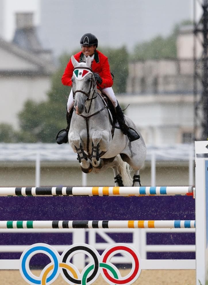 Nicolás Pizarro salta un caballo tordillo sobre un obstáculo con los aros olímpicos en los Juegos de Londres 2012.