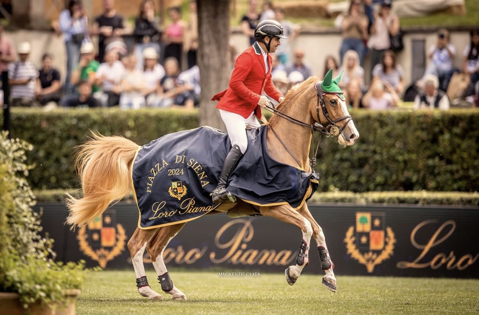 Nicolás Pizarro a caballo en Piazza di Siena, Roma, 2024.