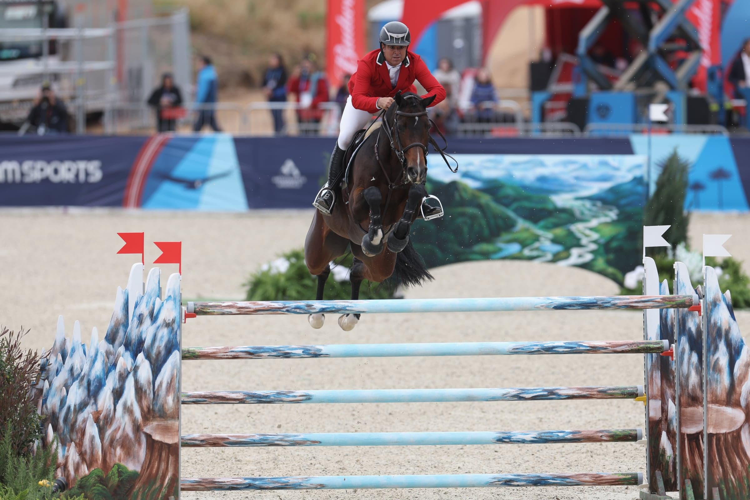 Nicolás Pizarro salta un vertical azul en los Juegos Panamericanos de Santiago 2023.